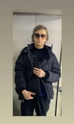 Платина wearing Dior eyewear