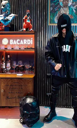 Элджей’s Outfit in KRUZHOK Jacket, Vetements Hoodie & Saint Laurent Jeans (2021)