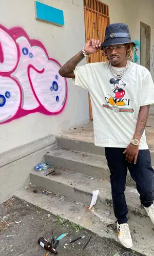 Rich The Kid wearing Gucci glov