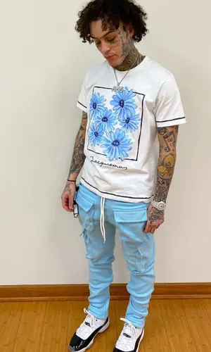 Lil Skies’ Outfit in Jacquemus T-Shirt, Hollywoodhunna Pants & Jordan Sneakers (2021)