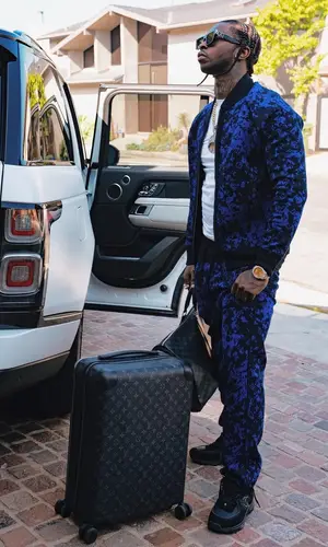 Pop Smoke’s Outfit in Chanel Sneakers & Louis Vuitton Eyewear (2020)
