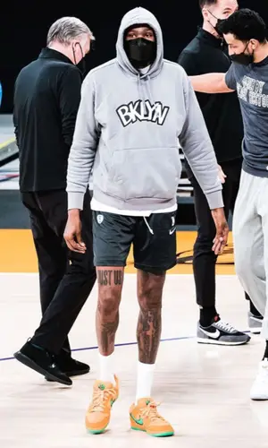 Kevin Durant’s Outfit in NBA Hoodie, Nike Shorts & Grateful Dead Sneakers (2021)
