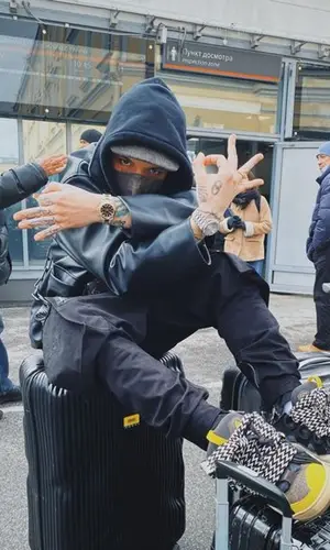 Элджей’s Outfit in KRUZHOK Jacket, Sayonara Boy Pants & Louis Vuitton Bag (2021)