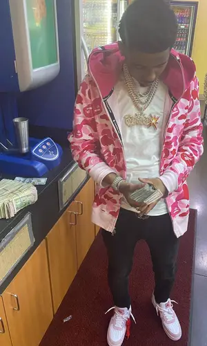 Pooh Shiesty’s Outfit in Bape Hoodie, Nike Sneakers & Gucci Belt (2021)