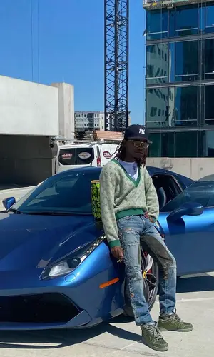 Ian Connor’s Outfit in Louis Vuitton Bag, Gucci Eyewear & New Era Cap (2021)