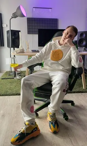 Markul’s Outfit in Apteka Hoodie & Adidas Socks (2021)