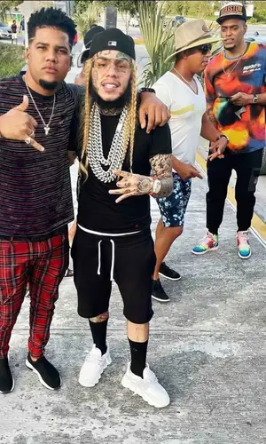 6ix9ine’s Outfit in Polo Ralph Lauren T-Shirt, New Era Cap & Ralph Lauren Swimwear (2021)
