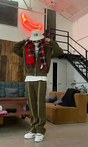 Kidd Keo wearing ВОЛЧОК sweatshirt