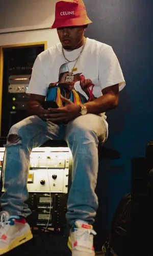 Myke Towers’ Outfit in New York Sunshine T-Shirt, Amiri Jeans & Celine Hat (2021)
