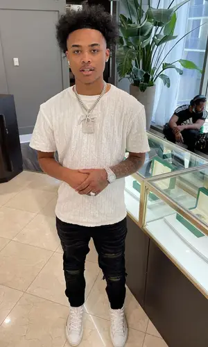 Luh Kel wearing Louis Vuitton belt