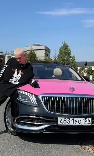 Даня Милохин wearing Bershka pants