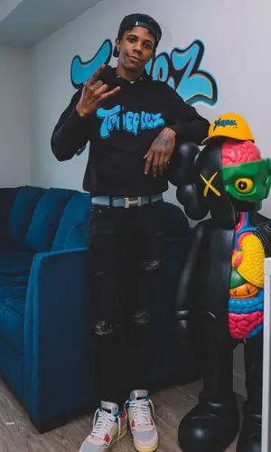 A Boogie Wit Da Hoodie wearing Hermes belt