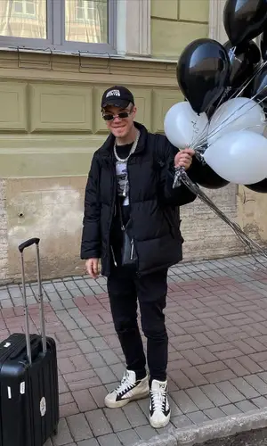 Куок wearing No Name jacket