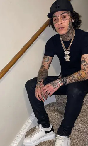 Lil Skies wearing New Era cap