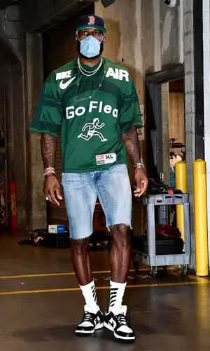 LeBron James wearing New Era cap