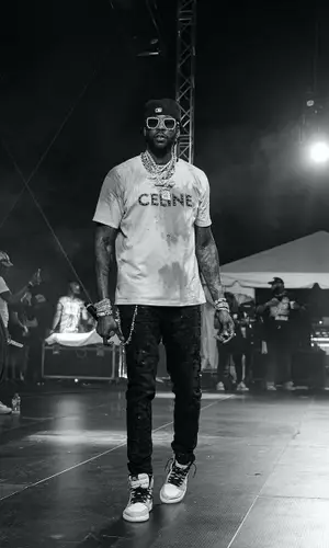 2 Chainz wearing New Era cap