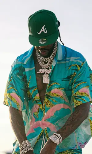 2 Chainz wearing New Era cap