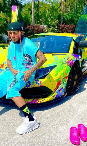 6ix9ine’s Outfit in BooHooMan T-Shirt, Versace Sneakers & Crocs Sandals (2021)