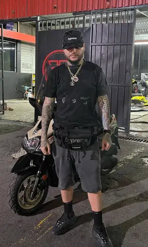Farruko’s Outfit in Off-White T-Shirt, Supreme Cap & Hanes Socks (2021)