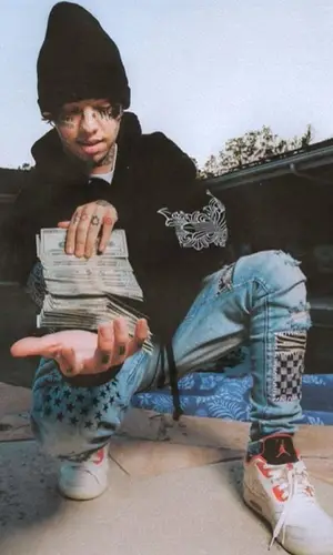 Lil Xan wearing Jordan sneakers