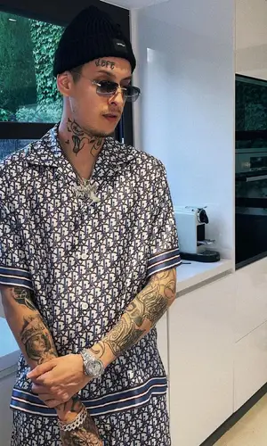 Kizaru’s Outfit in Dior Shirt, Cartier Eyewear & Off-White Hat (2021)