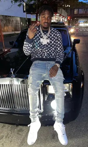 Lil Tjay’s Outfit in Louis Vuitton Sweatshirt, Amiri Jeans & Nike Sneakers (2021)