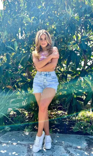 Addison Rae’s Outfit in American Eagle Jersey (2021)