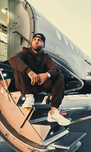 Nicky Jam wearing Undergold hoody