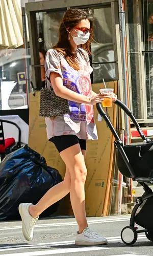 Emily Ratajkowski wearing Online Ceramics t-shirt