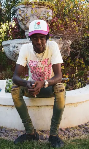 Yung Mal’s Outfit in Ricchezza Forever Jeans, Yeezy Sneakers & Gucci Belt (2021)
