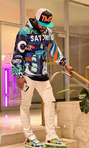 Floyd Mayweather wearing The Money Team hat