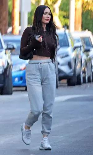 Megan Fox’s Outfit in Belen Pants, Nike Sneakers & Prada Bag (2021)