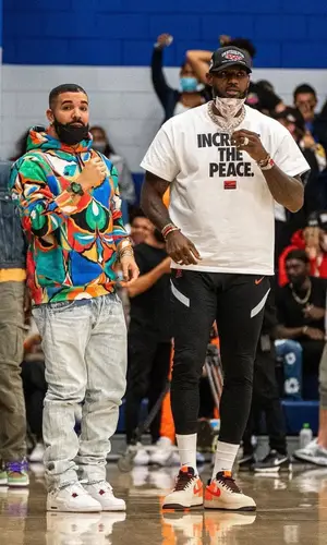 Drake wearing No Name other