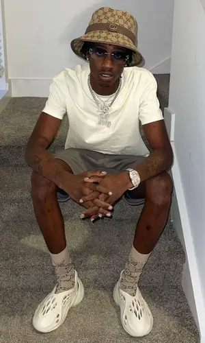 Yung Mal’s Outfit in Fear of God T-Shirt, Yeezy Sneakers & Gucci Hat (2021)