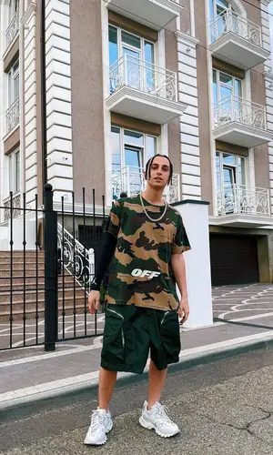 Yanix’s Outfit in Off-White T-Shirt, Dsquared2 Shorts & Jordan (2021)