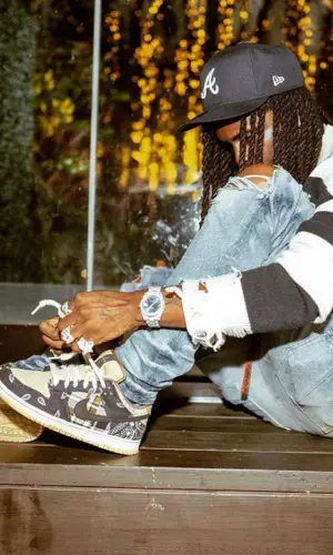 Chief Keef’s Outfit in Kam Vercetti Sweater, Louis Vuitton Belt & New Era Cap (2021)
