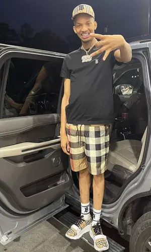 Stunna 4 Vegas wearing Burberry sock