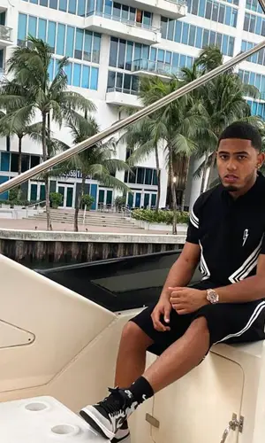 Myke Towers wearing Nike sock