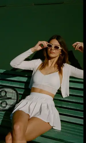 Kendall Jenner’s Outfit in Alo Yoga Top & Nike Sneakers (2021)