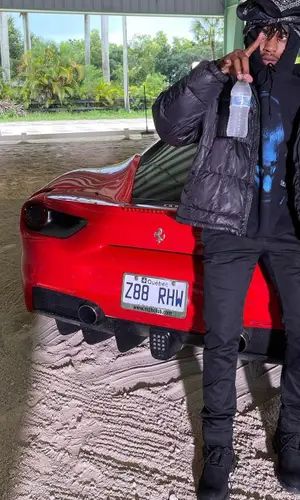 Snot’s Outfit in Huf Jacket, Travis Scott Merch Hoodie & PlayStation (2021)