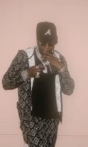 2 Chainz wearing New Era cap