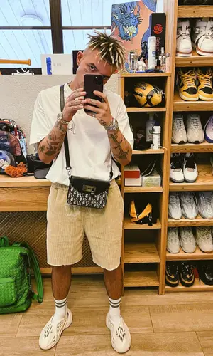 Элджей’s Outfit in Travis Scott Merch T-Shirt, Dior Bag & McDonald's Merch (2021)