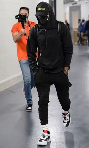 Chris Paul’s Outfit in Bottega Veneta Backpack, Les Patrons Cap & Henry Mask (2021)