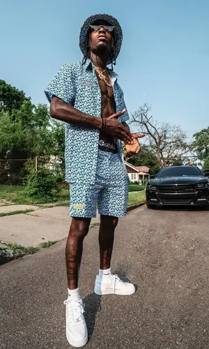 Snap Dogg wearing Nike sock