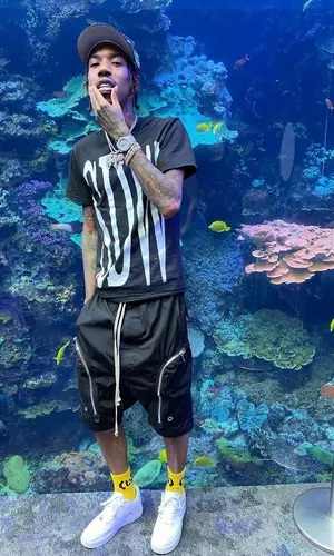 KSupreme wearing Bstroy sock