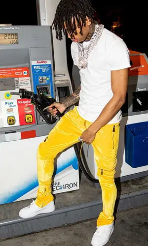 NLE Choppa’s Outfit in Hanes T-Shirt, Guapi Pants & Nike Sneakers (2021)