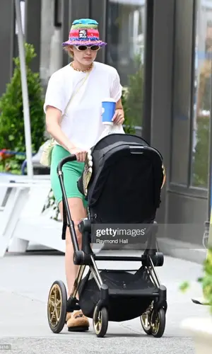 Gigi Hadid wearing Dmy By Dmy eyewear