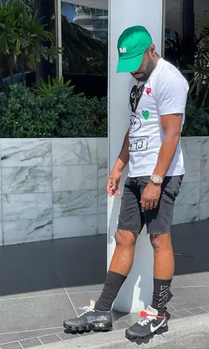Floyd Mayweather’s Outfit in Comme Des Garcons T-Shirt, Nike Sneakers & Off-White Socks (2021)