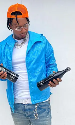 Moneybagg Yo wearing Louis Vuitton belt