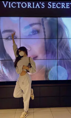 Madison Beer wearing Vintage pants